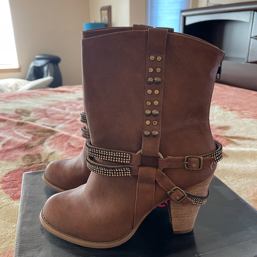 Women boots, new never worn